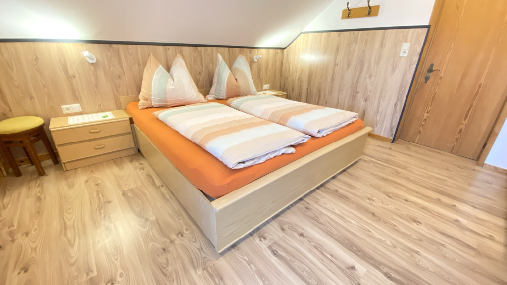 Nº 2 – Charmante Dachgeschosswohnung mit Balkon