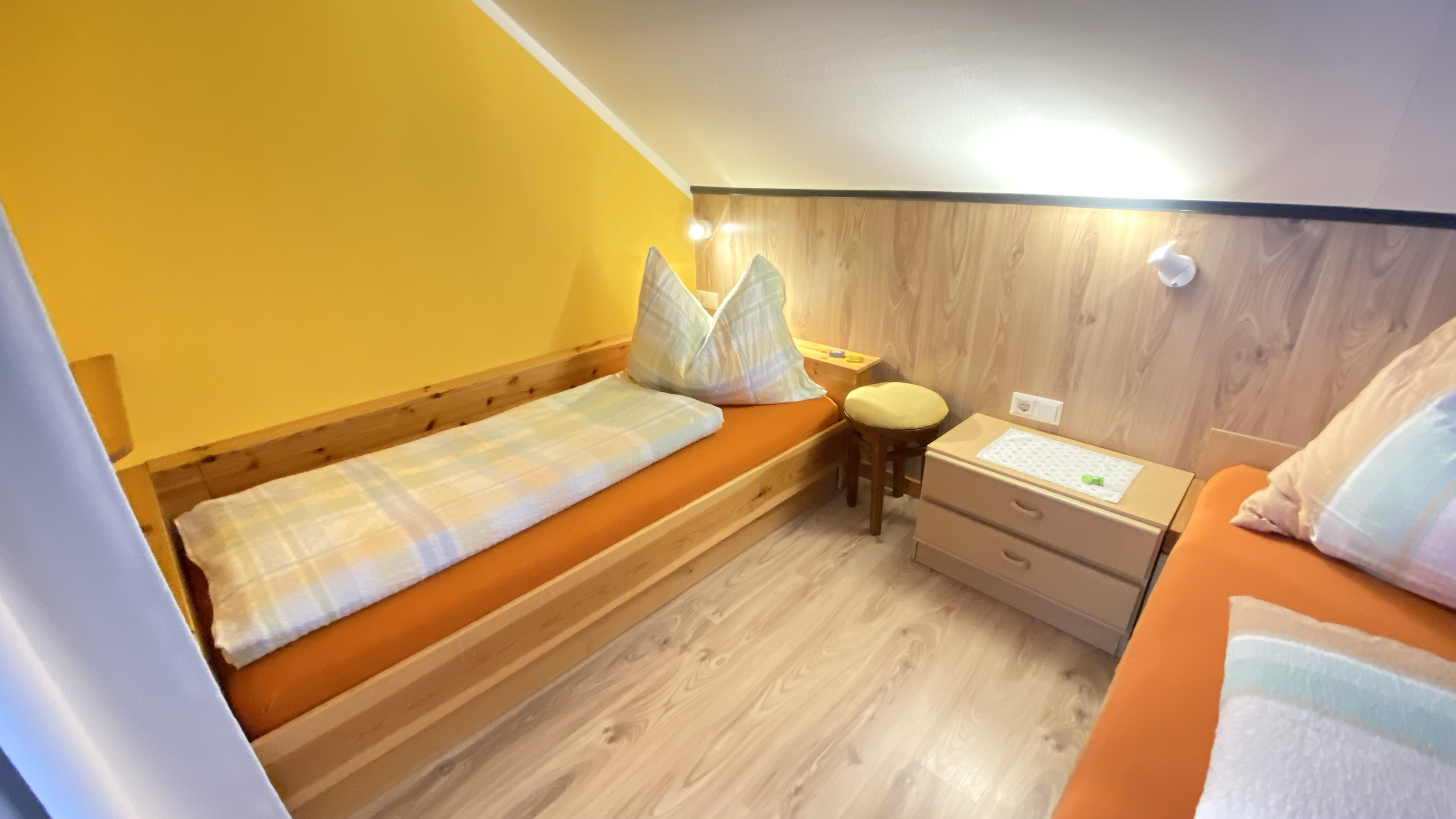 Nº 2 – Charmante Dachgeschosswohnung mit Balkon