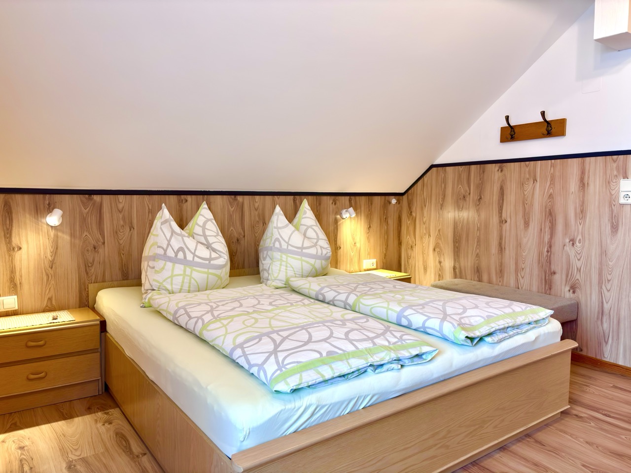 Nº 2 – Charmante Dachgeschosswohnung mit Balkon